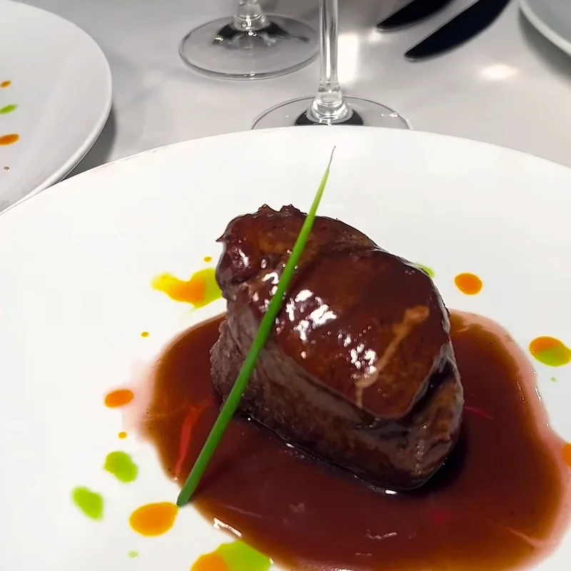 Filé Mignon com Risoto de Cogumelos Selvagens, Queijo Marajó Grelhado e Molho Demi-Glace